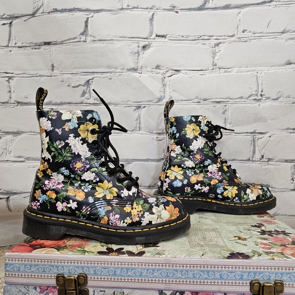 Dr. Martens 1460 Pascal Boots in Darcy Floral Black - Picture 2 of 8